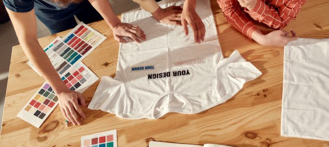 Vaatteet yrityksesi logolla